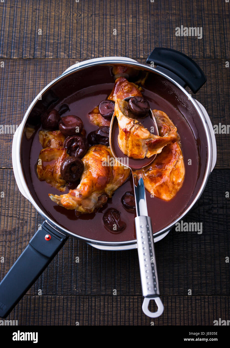 Kaninchen mit Backpflaumen im Schnellkochtopf Stock Photo