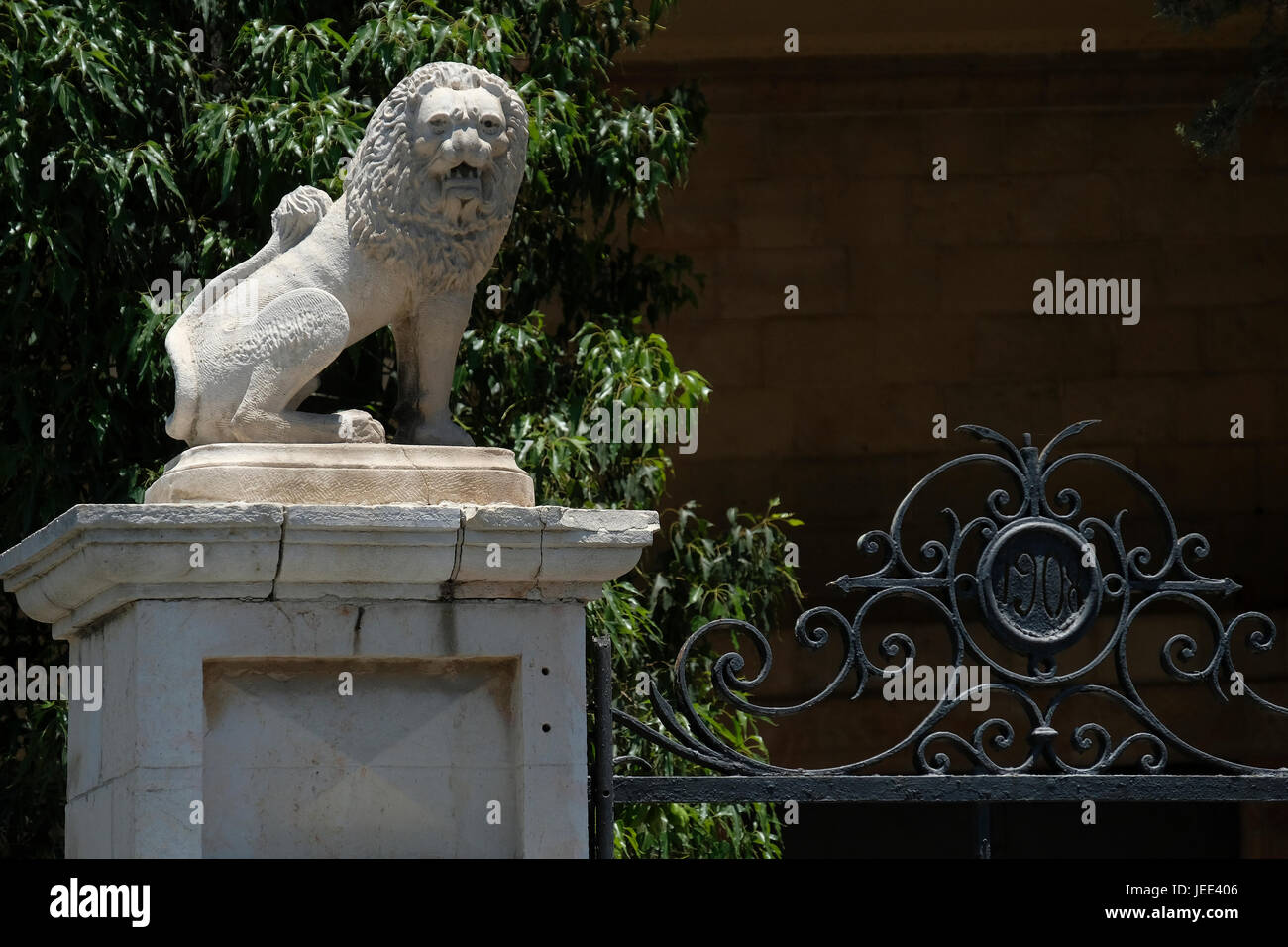 Statue of lion in the gateway of the Mercantile Discount Bank located in Jaffa Road West Jerusalem Israel. Now Bank Mercantile used to be the Mashiah Borchoff House, Built in 1908 for a wealthy Uzbek merchant. Stock Photo