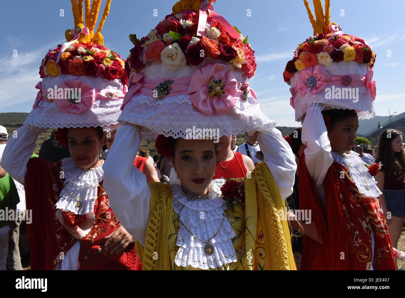 San Pedro Manrique, Spain. 24th June, 2017. A group of women called 'Móndidas' dressed in traditional costumes and wearing huge 'Cestaños', hats decorated with flowers and branches, covered with unleavened bread and colored with saffron, pictured during the celebration of the ancient tradition of 'La Descubierta' in San Pedro Manrique, northern Spain. Credit: Jorge Sanz/Pacific Press/Alamy Live News Stock Photo