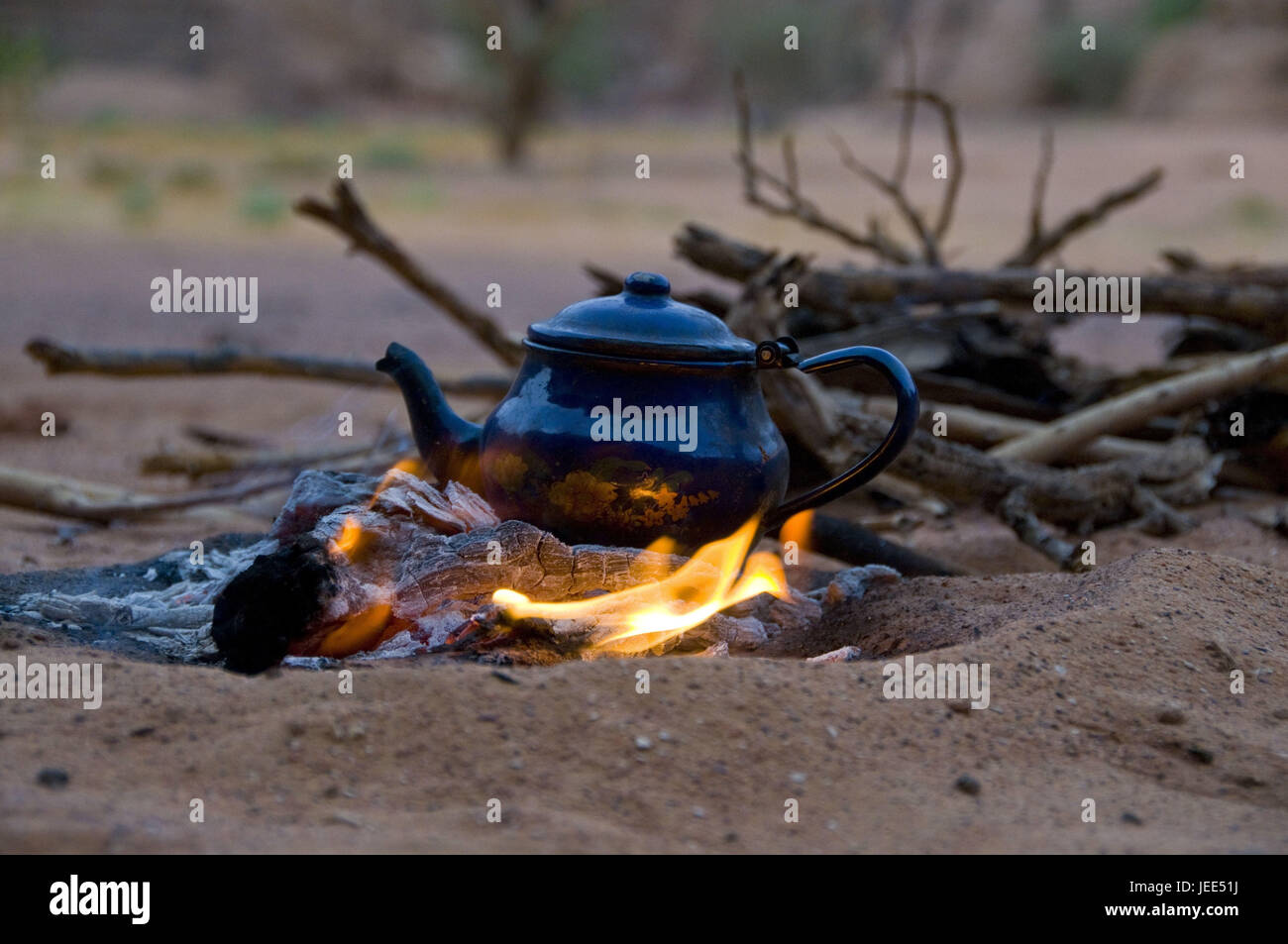 https://c8.alamy.com/comp/JEE51J/pot-of-tea-on-a-fireplace-tadrat-algeria-africa-JEE51J.jpg