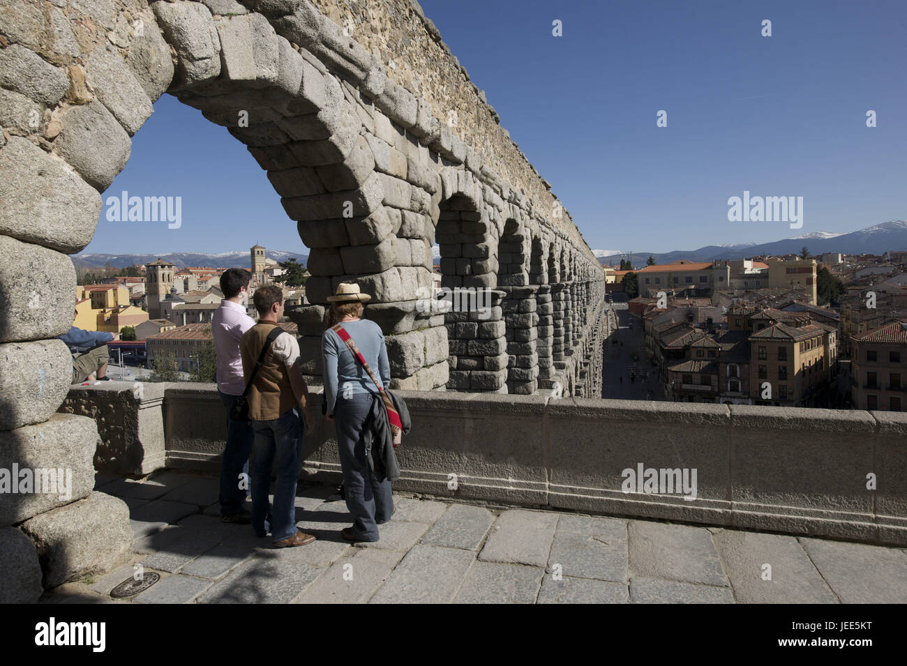 Spain, Kastilien-León, Segovia, tourist in the Roman aqueduct, Stock Photo