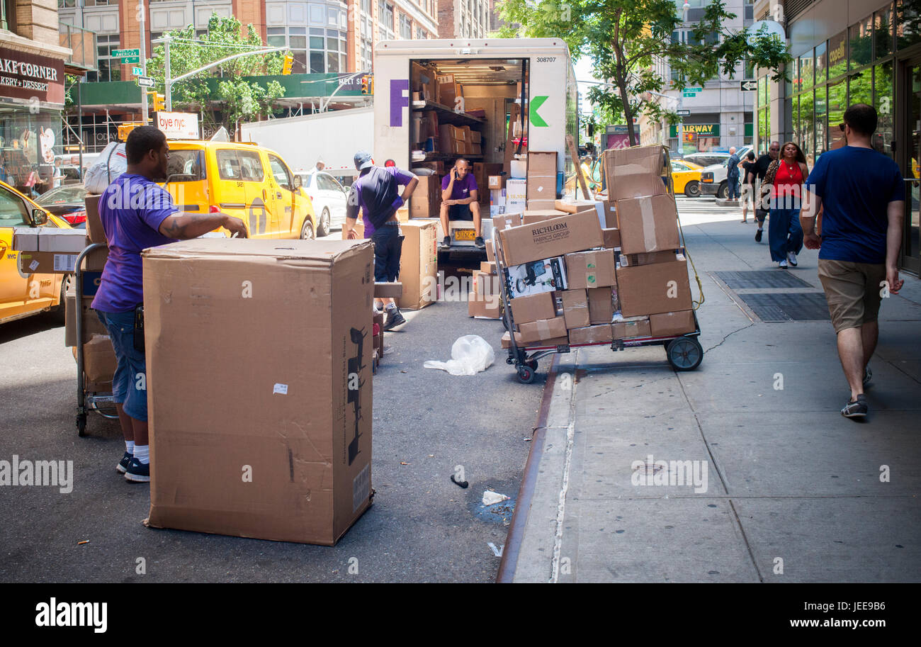 FedEx workers in New York sort packages for delivery on Tuesday, June 20, 2017. FedEx is to release its fiscal fourth-quarter earnings after the bell today. (© Richard B. Levine) Stock Photo