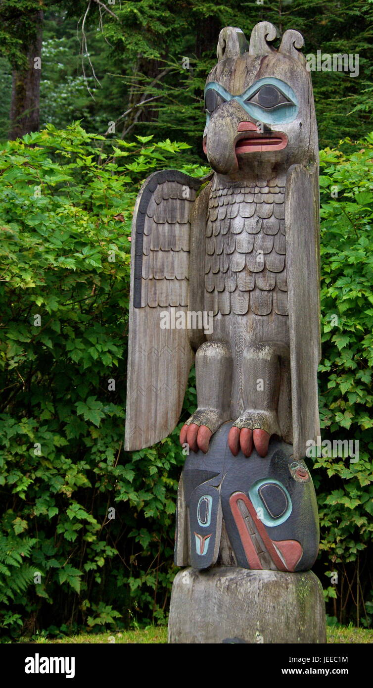 Bird totem pole hi-res stock photography and images - Alamy