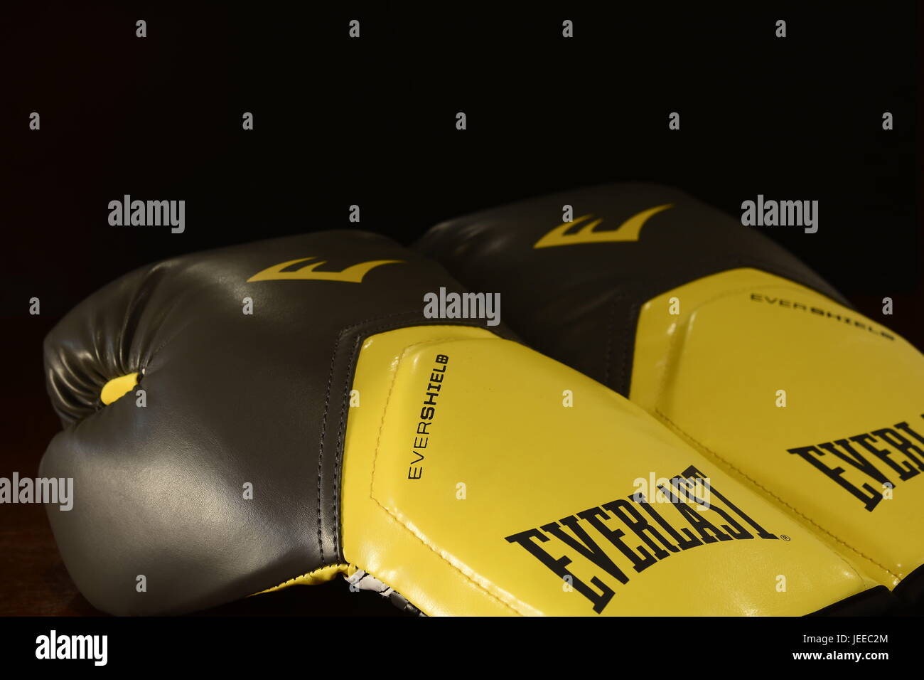 Everlast boxing gloves hi-res stock photography and images - Alamy