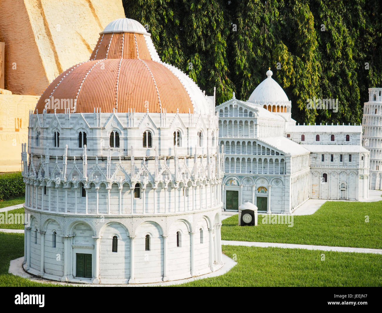 Baptistery (battistero), Pisa Cathedral (duomo) and the Leaning Tower (Torre Pendente) on the Square of Miracles (Campo dei Miracoli) in Pisa, Tuscany Stock Photo
