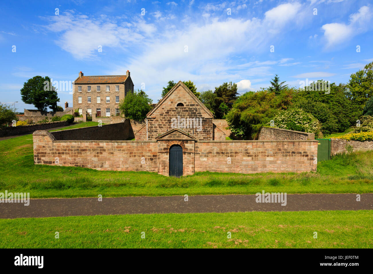 The Gunpowder Magazine with 'the lions' mansion house once considered for purchase by L.S. Lowry behind. . Berwick upon Tweed. England Stock Photo