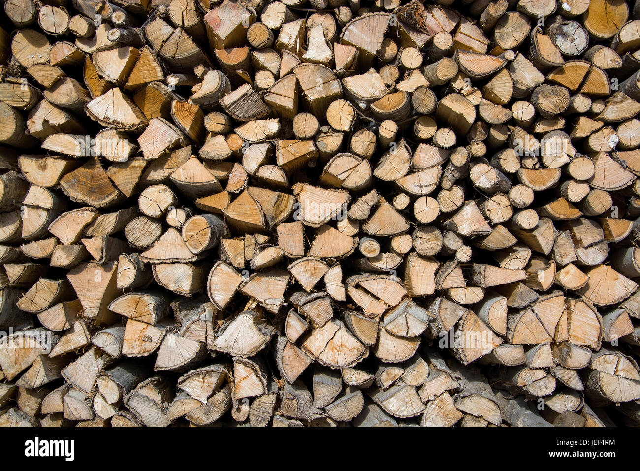 Firewood stacked up to the dry for comfortable winter evenings., Brennholz aufgestapelt zum Trocknen für gemütliche Winterabende. Stock Photo