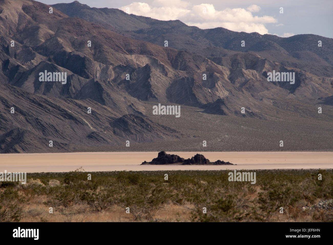 The walking rocks of the Racetrack Playa leave tracks of movements over a sea bed dried out nearly all year round., Die Wandernden Felsen der Racetrac Stock Photo