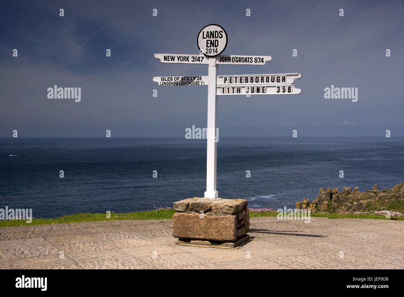 Sign in the country in Cornwall, England, Hinweisschild am Lands End in Cornwall Stock Photo