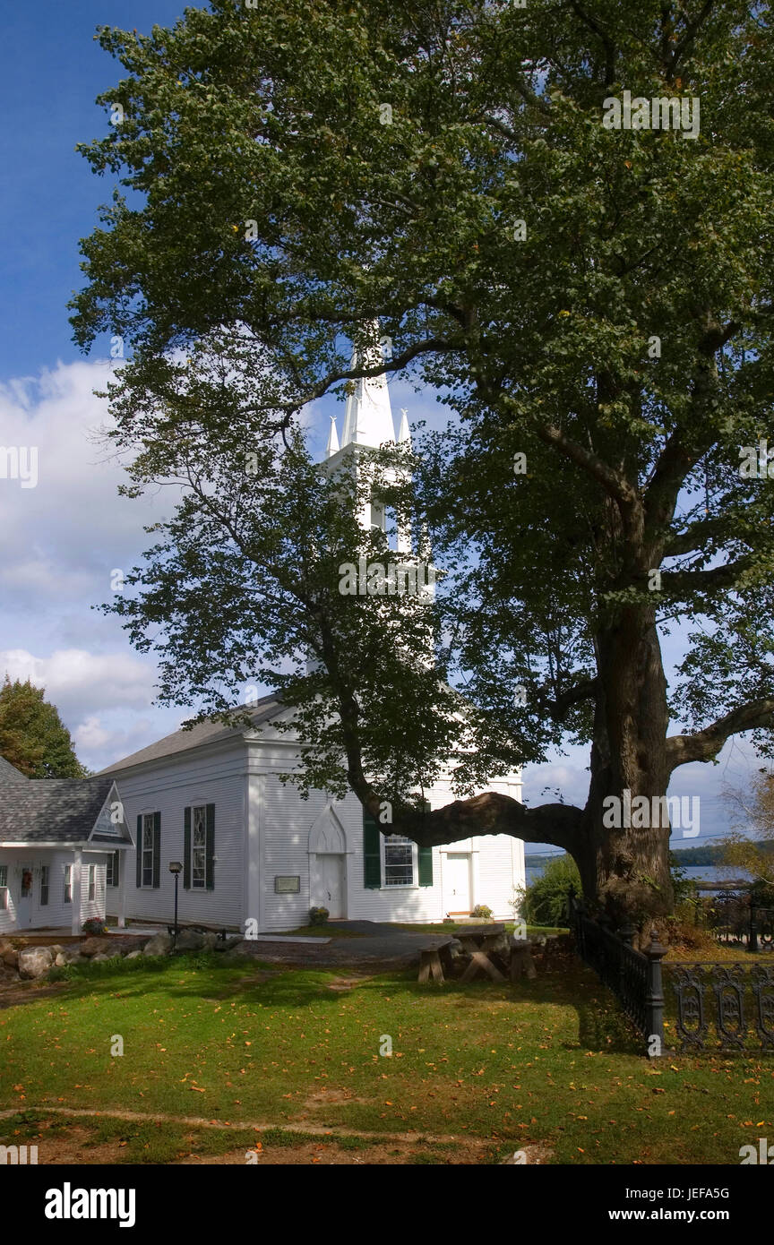 Historic church and tree in Phippsburg, Maine on the banks of the Kennebec River, USA Stock Photo
