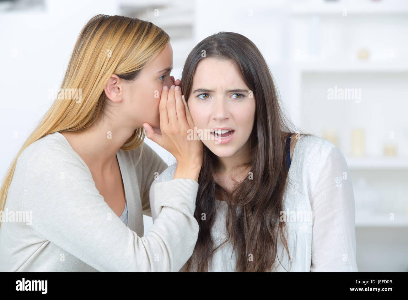 Парни сплетничают. Подруги. Расскажи тайну о ней. Мужчины шепчутся. Подруга шепчет на ухо подруге.