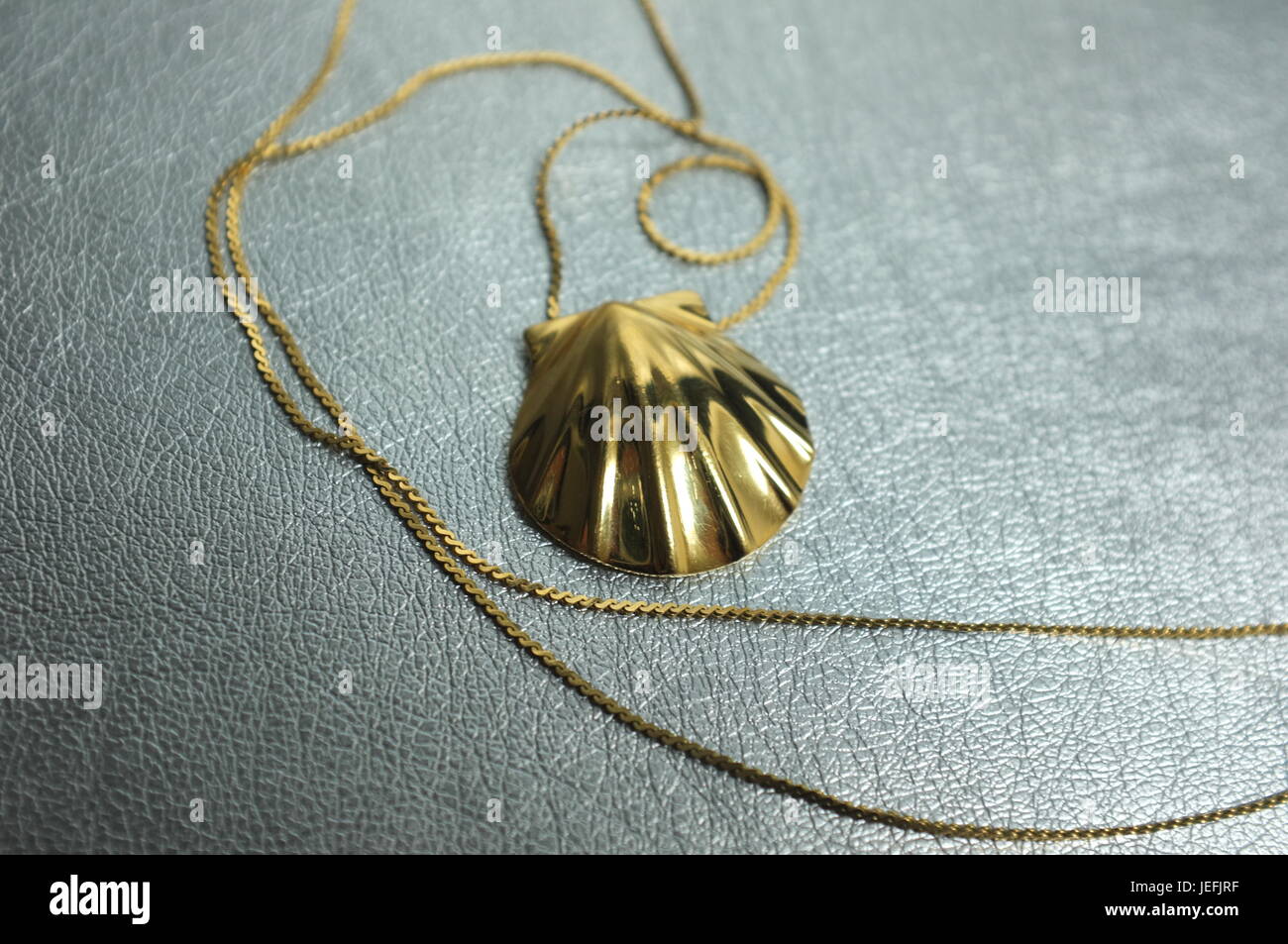 vintage gold tone seashell necklace ocean beach Stock Photo - Alamy