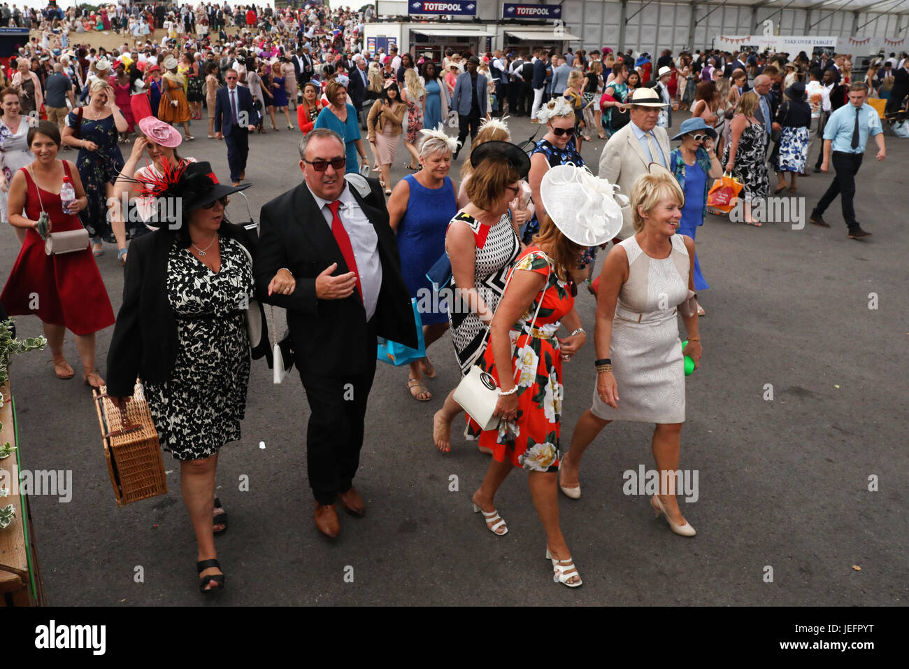 Ladies day ascot hi-res stock photography and images - Alamy