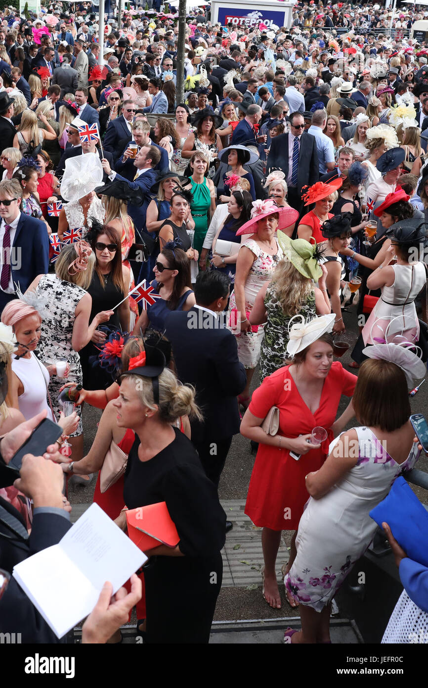 Ladies day ascot hi-res stock photography and images - Alamy