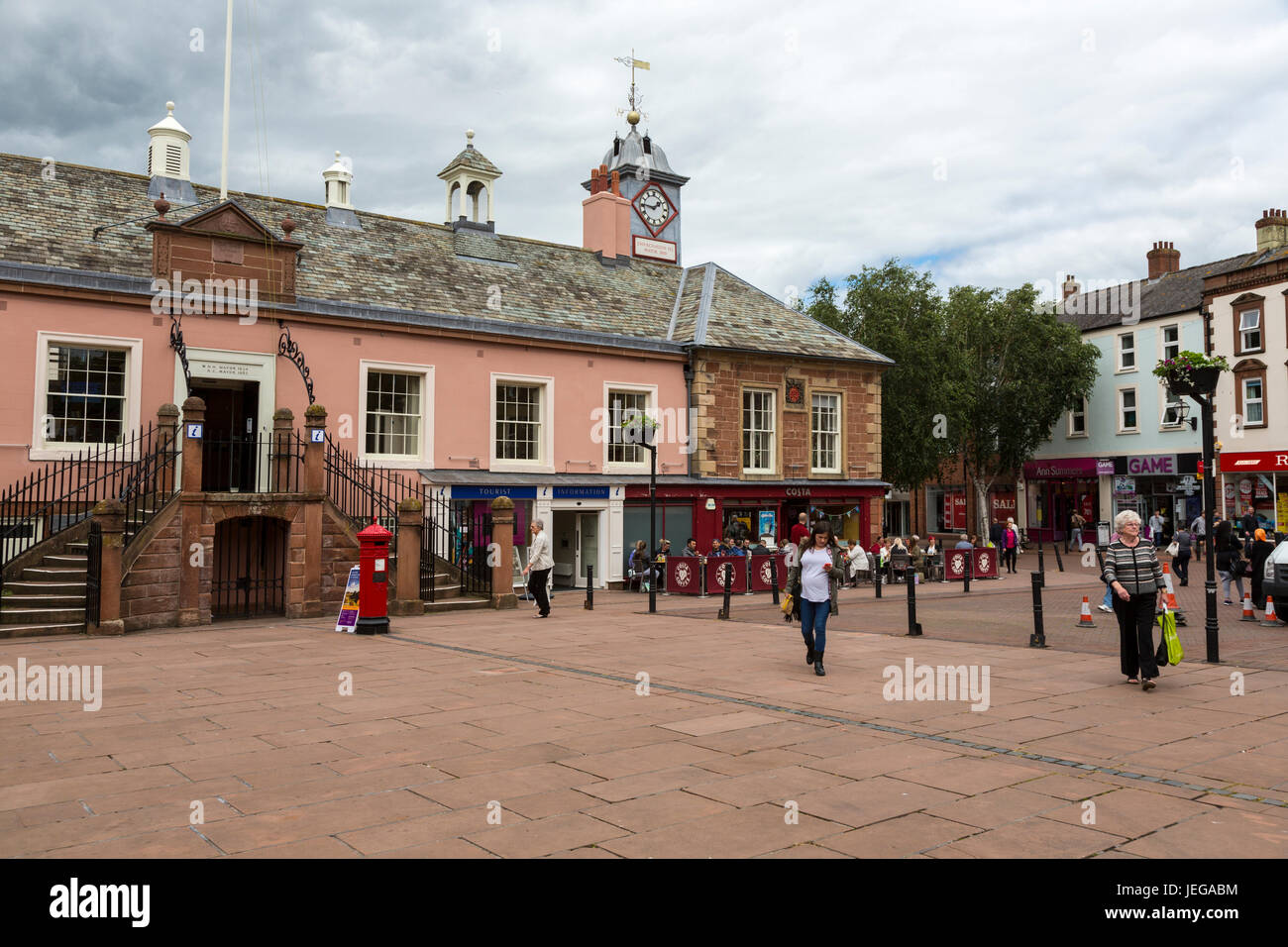 Carlisle, England, UK.  Town Hall, Restaurant Outdoor Seating. Stock Photo