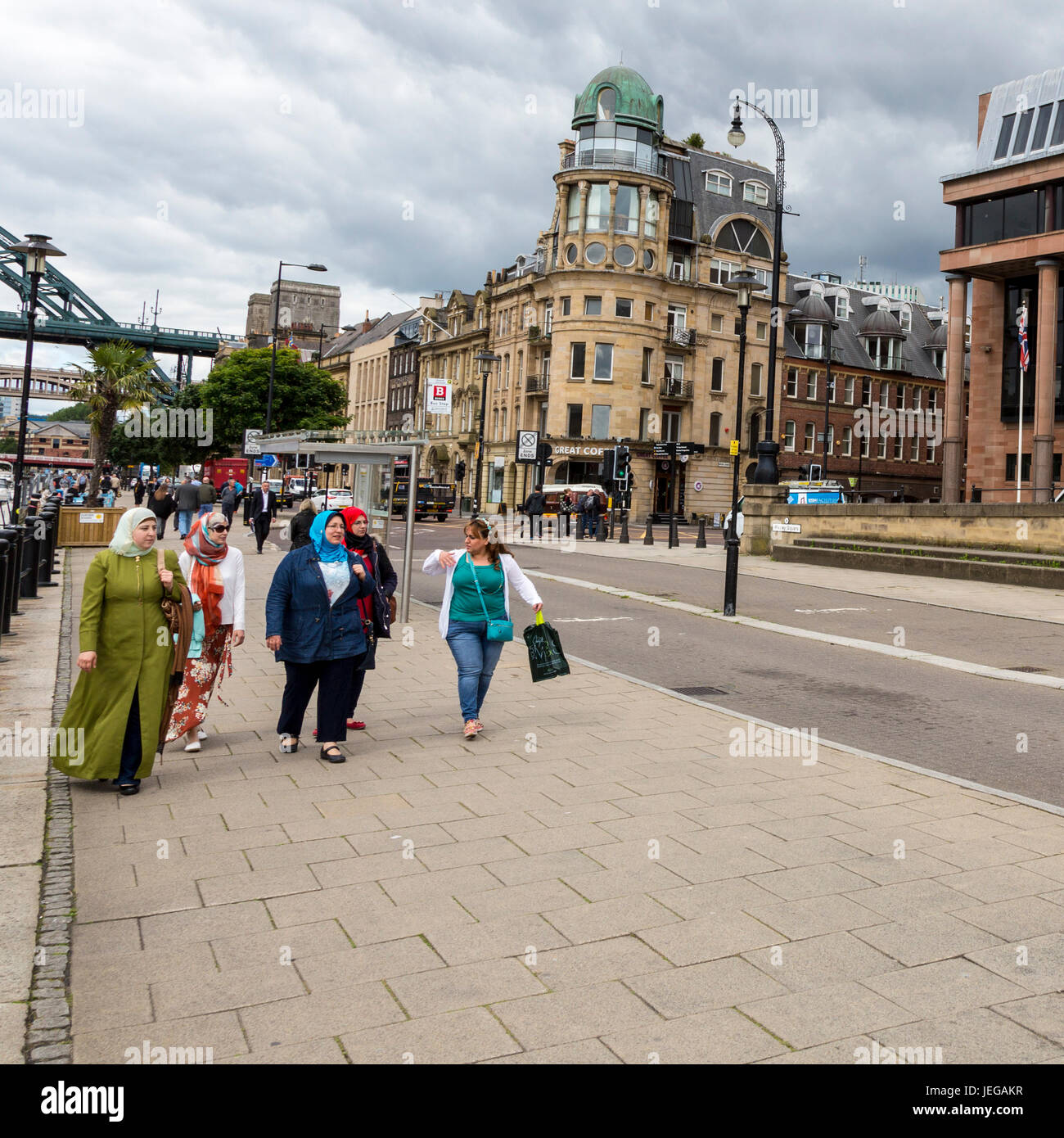 Newcastle-upon-Tyne, England, UK.  Muslim Women Walking on Quayside in front of the Law Courts. Stock Photo