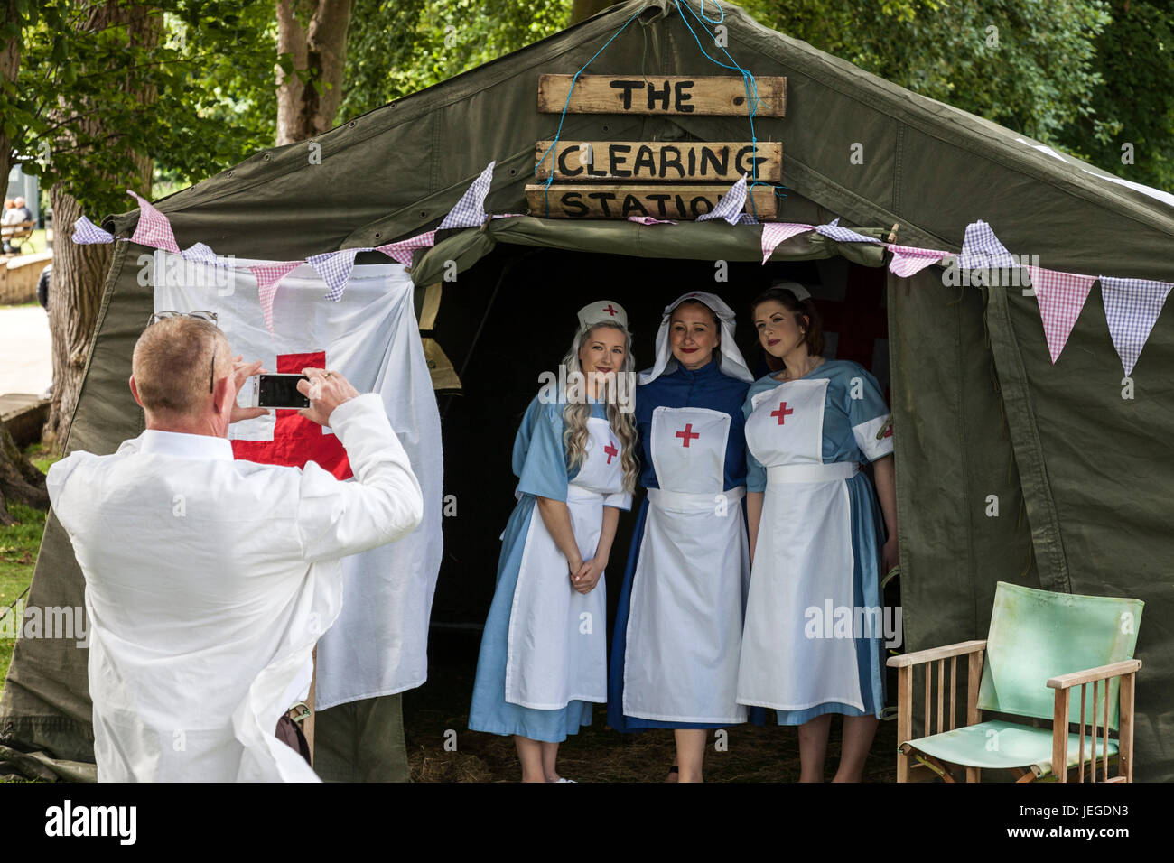 Barnard Castle, County Durham UK.  Saturday 24th June 2017, Armed Forces Day.  The Northeast Market Town of Barnard Castle took a step back in time today as people dressed up in 1940's clothes and uniforms as part of and the Barnard Castle 1940's Weekend.  © David Forster/Alamy Live News Stock Photo