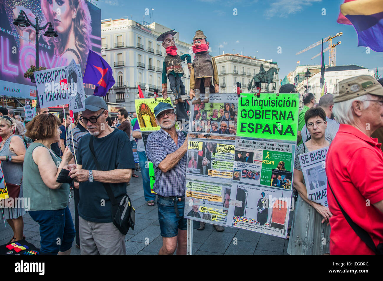 Madrid, Spain. 24th Jun, 2017.   Protest against corruption in Madrid, the demonstration took place from Glorieta de Embajadores to square Puerta del Sol.   The demonstration is about the corruption of the government of partido popular of Mariano Rajoy in Madrid, Spain. Credit: Alberto Sibaja Ramírez/Alamy Live News Stock Photo