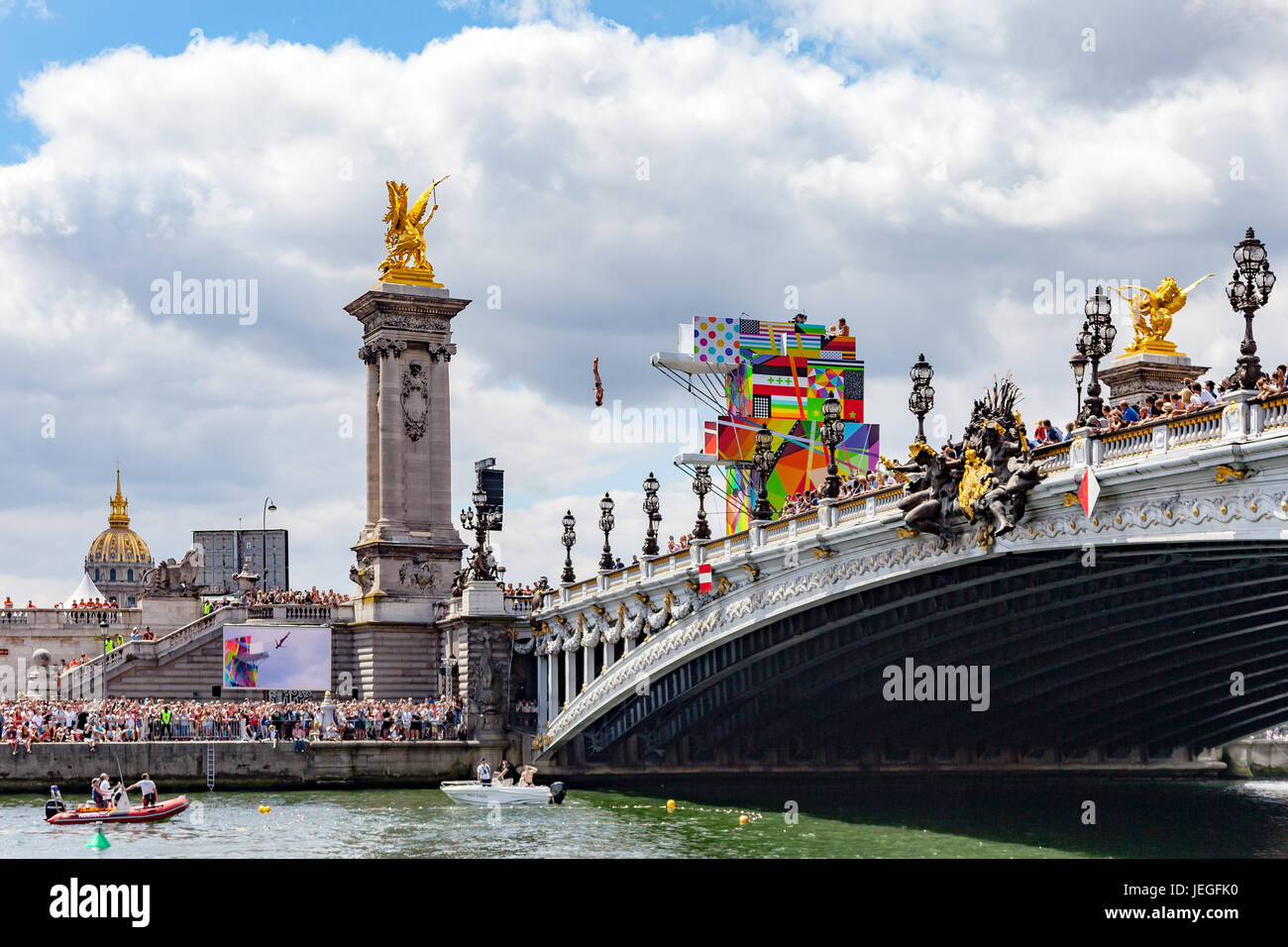 Paris, France. 24th Jun, 2017. Diving athlete demonstrating over the Seine river during the