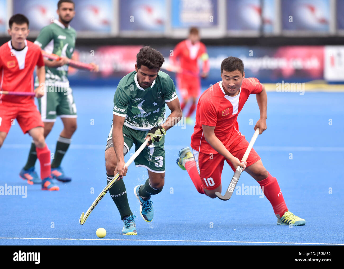 London, UK. 25th Jun, 2017. E Liguang (CHN), MUSHTAQ Muhammad (PAK) were chasing the ball during Hero Hockey World League Semi-Final (Men) Pakistan vs China at Lee Valley Hockey and Tennis Centre on Sunday. Credit: Taka Wu/Alamy Live News Stock Photo