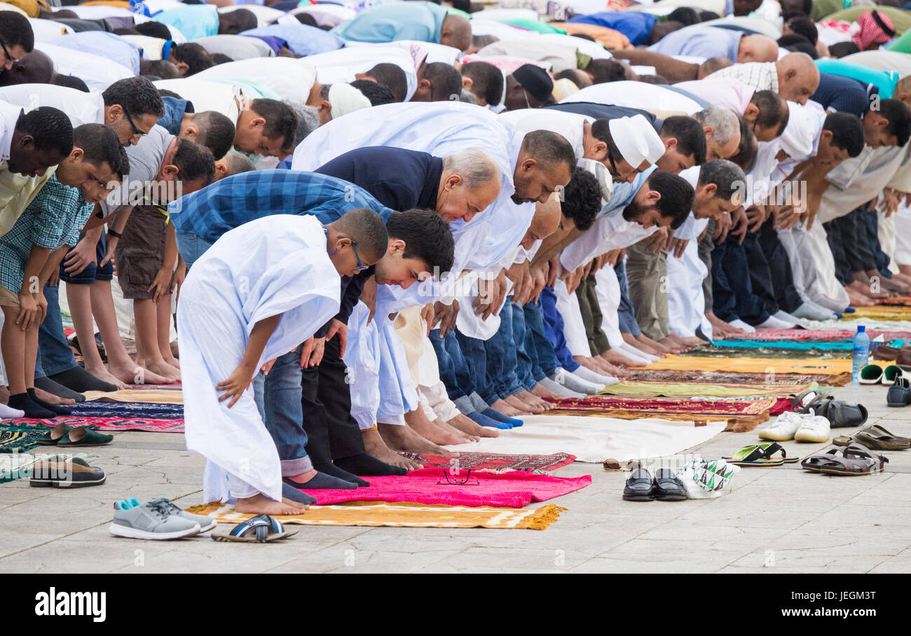 Las Palmas, Gran Canaria, Canary Islands, Spain. 25th June, 2017. The large Muslim community in Las Palmas, the capital of Gran Canaria gather for Eid al Fitr prayers that marks the end of the Ramadan fast. Credit: ALAN DAWSON/Alamy Live News Stock Photo