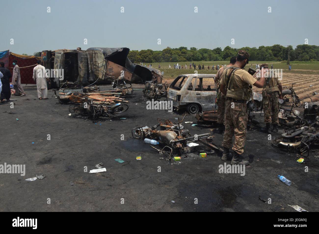 Bahawalpur. 25th June, 2017. Pakistani soldiers examine the oil tanker accident site in eastern Pakistan's Bawahalpur, on June 25, 2017. At least 140 people were killed and over 120 others injured in an oil tanker fire that happened in the Pakistan's eastern Punjab province on Sunday morning, said a local parliamentarian. Credit: Stringer/Xinhua/Alamy Live News Stock Photo