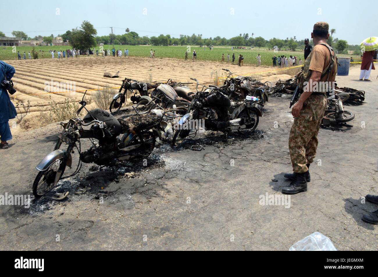 Bahawalpur. 25th June, 2017. A Pakistani soldier stands guard at the oil tanker accident site in eastern Pakistan's Bawahalpur, on June 25, 2017. At least 140 people were killed and over 120 others injured in an oil tanker fire that happened in the Pakistan's eastern Punjab province on Sunday morning, said a local parliamentarian. Credit: Stringer/Xinhua/Alamy Live News Stock Photo