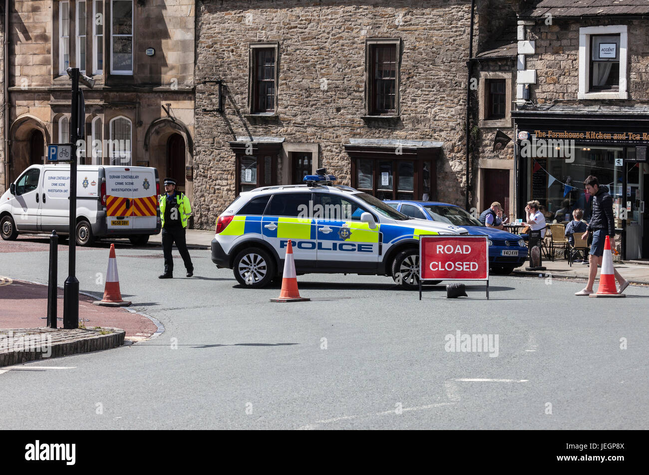 Barnard Castle, Teesdale, County Durham UK. Sunday 25th June 2017. Police sealed of Barnard Castle Town Centre this morning after reports of a serious assault in the early hours of this morning Credit: David Forster/Alamy Live News Stock Photo