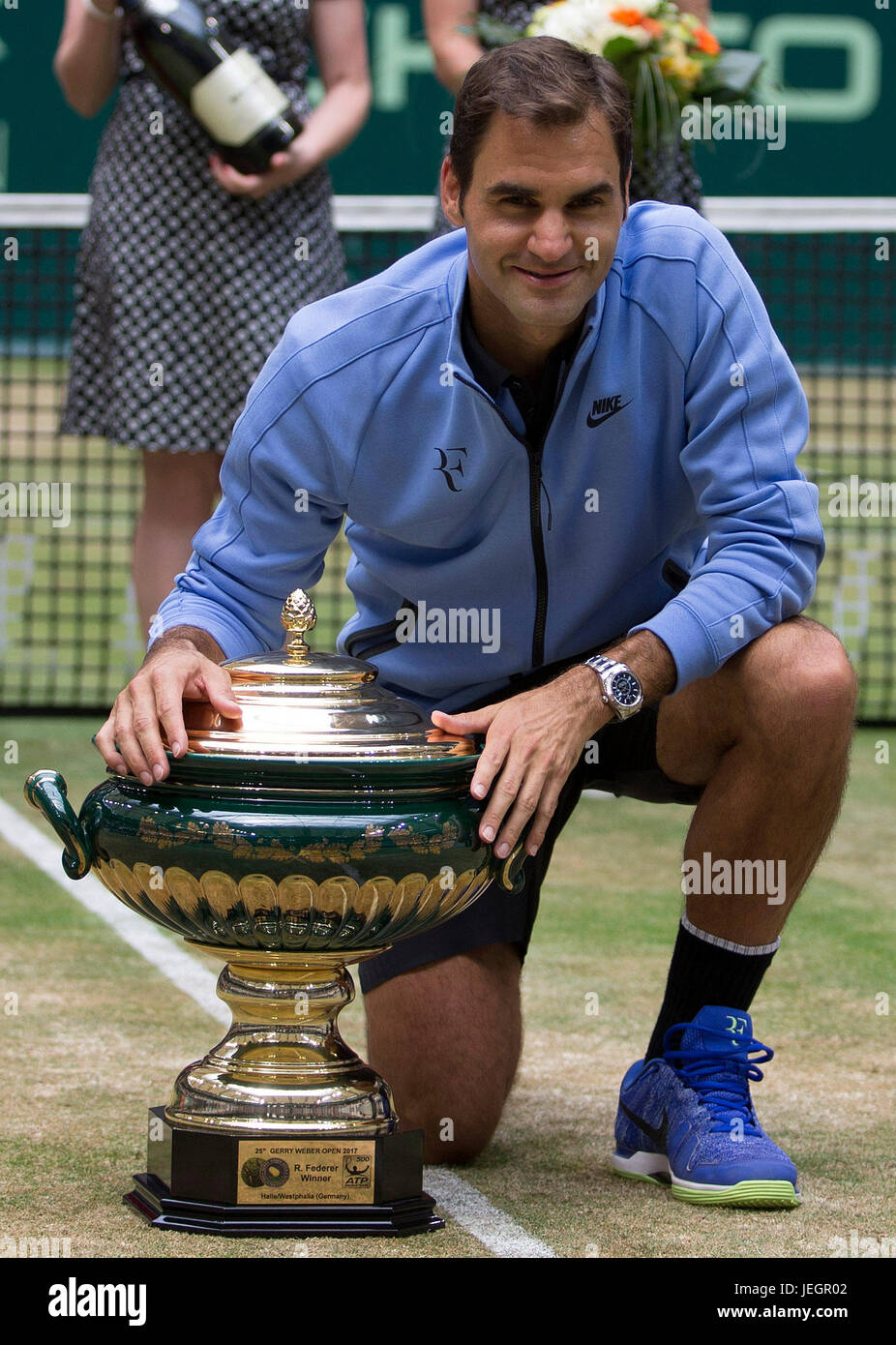 Halle, Germany. 25th June, 2017. Roger Federer from Switzerland poses with  his trophy after winning his final match against Alexander Zverev from  Germany at the Gerry Weber Open tennis tournament in Halle,