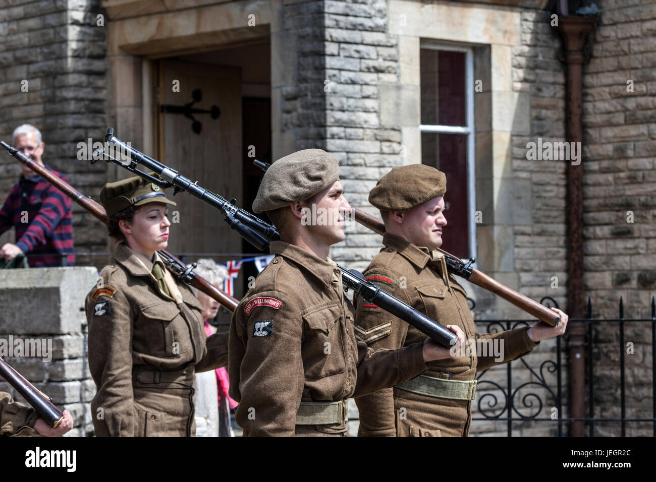 Barnard Castle, Teesdale, County Durham UK. Sunday 25th June 2017. The Northeast Market town of Barnard Castle took a step back in time today as people dressed up in 1940's clothes and uniforms as part of and the Barnard Castle 1940's Weekend celebrations. This also included a wreath laying ceremony to remember those who lost their lives in conflicts around the world. Credit: David Forster/Alamy Live News Stock Photo