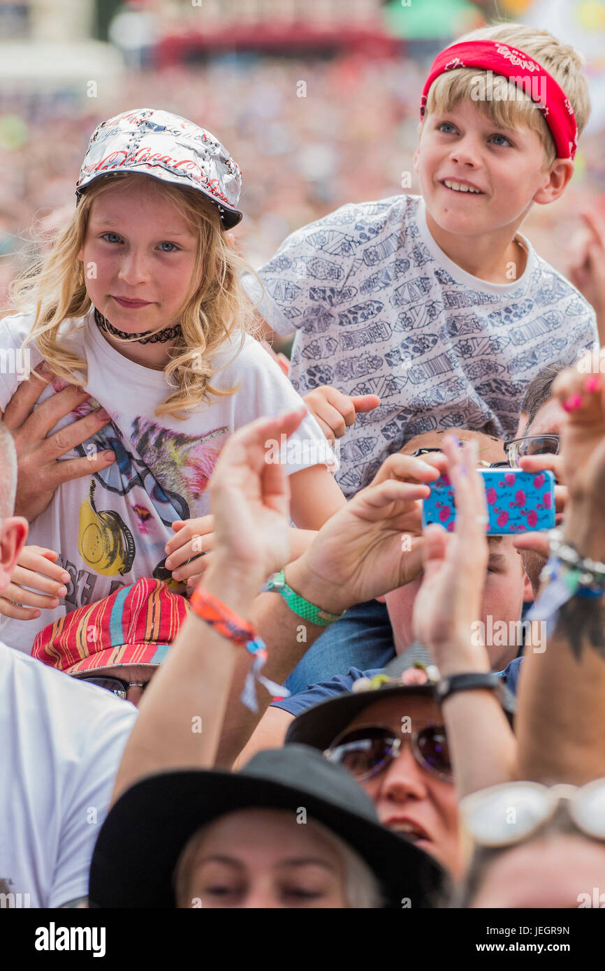 Glastonbury, UK. 25th June, 2017. Rag 'n' Bone Man plays the Other Stage to a happy fan base - The 2017 Glastonbury Festival, Worthy Farm. Glastonbury, 25 June 2017 Credit: Guy Bell/Alamy Live News Stock Photo