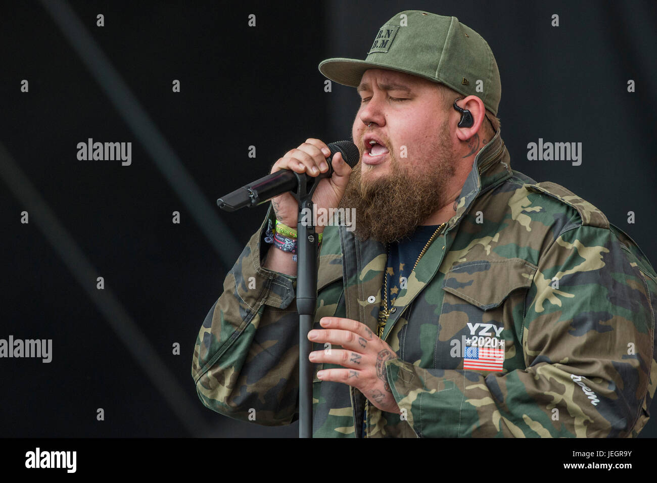 Glastonbury, UK. 25th June, 2017. Rag 'n' Bone Man plays the Other Stage to a happy fan base - The 2017 Glastonbury Festival, Worthy Farm. Glastonbury, 25 June 2017 Credit: Guy Bell/Alamy Live News Stock Photo