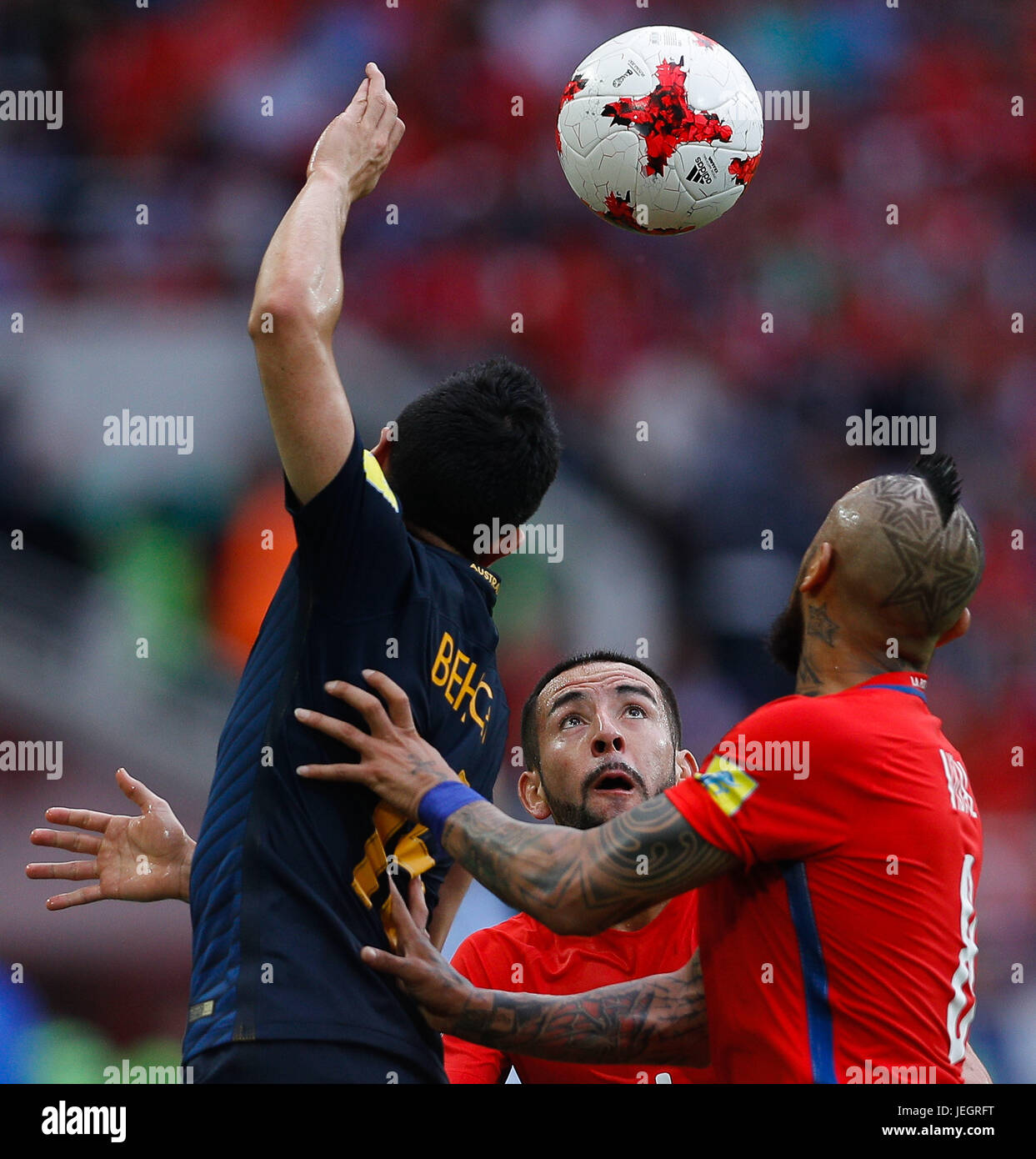 Moscow, Russia. 25th Jun, 2017. ISLA Mauricio of Chile observes ball during Chile-Australia match valid for the third round of the Confederations Cup 2017, this Sunday (25), held in the Spartak Stadium (Otkrytie Arena) in Moscow, Russia. Credit: Foto Arena LTDA/Alamy Live News Stock Photo