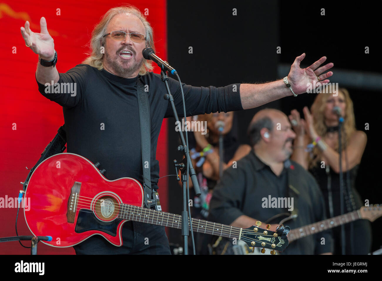 Glastonbury, UK. 25th June, 2017. Barry Gibb of the Bee Gees plays the  Pyramid Stage - The 2017 Glastonbury Festival, Worthy Farm. Glastonbury, 25  June 2017 Credit: Guy Bell/Alamy Live News Stock Photo - Alamy