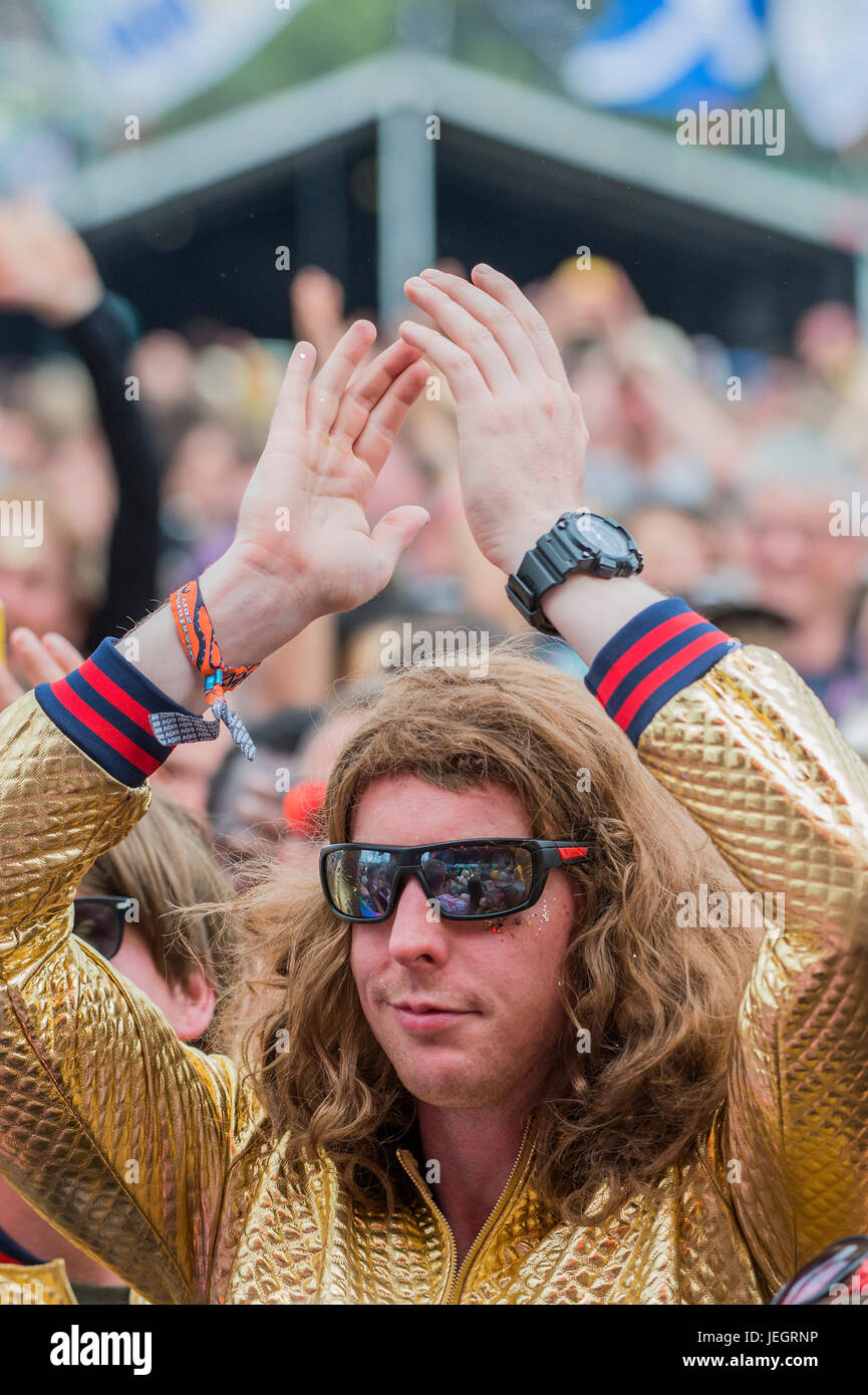 Glastonbury, UK. 25th June, 2017. Enthusiastic fans, many sporting wigs and of false beards (and even teeth, the pay homage to the era. Barry Gibb of the Bee Gees plays the Pyramid Stage - The 2017 Glastonbury Festival, Worthy Farm. Glastonbury, 25 June 2017 Credit: Guy Bell/Alamy Live News Stock Photo