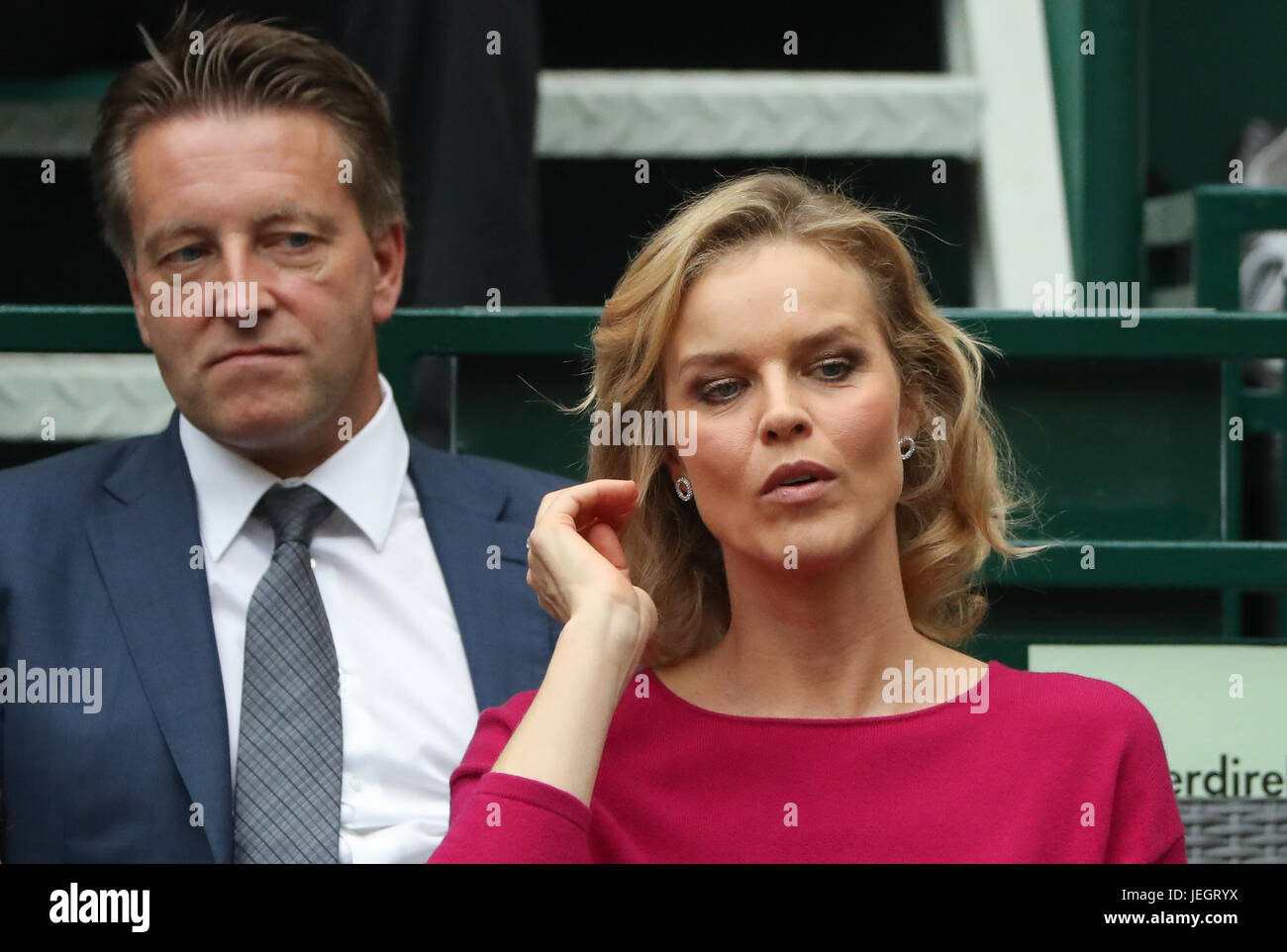 Halle, Germany. 25th June, 2017. Model Eva Herzigova sits in front of the tournament director Ralf Weber during the ATP tennis tournament men's singles final match between A. Zverev of Germany against R. Federer of Switzerland in Halle, Germany, 25 June 2017. Photo: Friso Gentsch/dpa/Alamy Live News Stock Photo