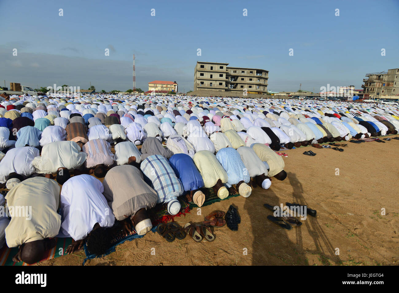 Juba, South Sudan. 25th Jun, 2017. Thousands of South Sudanese Muslims pray in the Malkei neighborhood of Juba, South Sudan at the beginning of Eid al-Fatr, the celebration marking the end of the Muslim holy month of Ramadan.Roughly half the population of South Sudan is Muslim, a legacy of its long domination by the Arab-controlled northern Sudan, which ended in 2011, when South Sudan became the world's newest nation. Credit: ZUMA Press, Inc./Alamy Live News Stock Photo