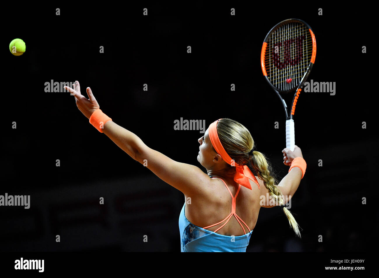 Service, Kristina Mladenovic, FRA, Tennis, Porsche Arena, Stuttgart, Baden-Württemberg, Germany Stock Photo