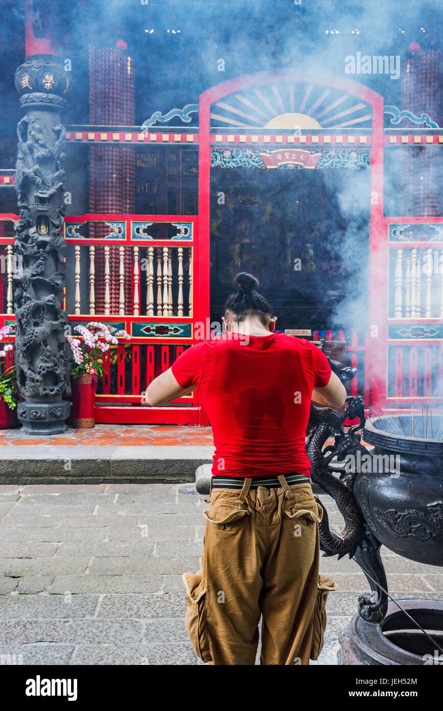TAIPEI, TAIWAN - JUNE 07: This is a scene of a man praying at Longshan temple a famous buddhist temple in Taipei on June 07, 2017 in Taipei Stock Photo
