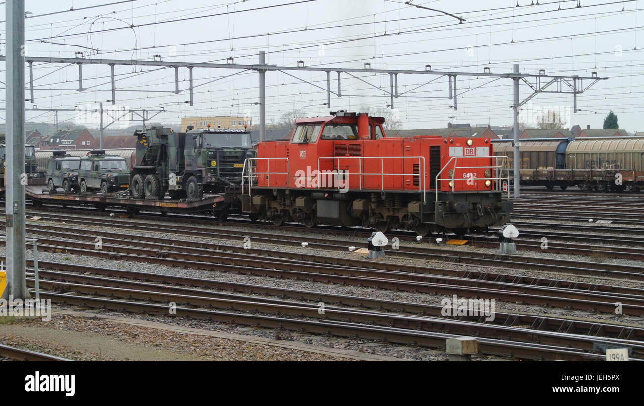 DB Cargo 6412 class 6400/6400 Diesel locomotive with military vehicles at Venlo, Netherlands Stock Photo