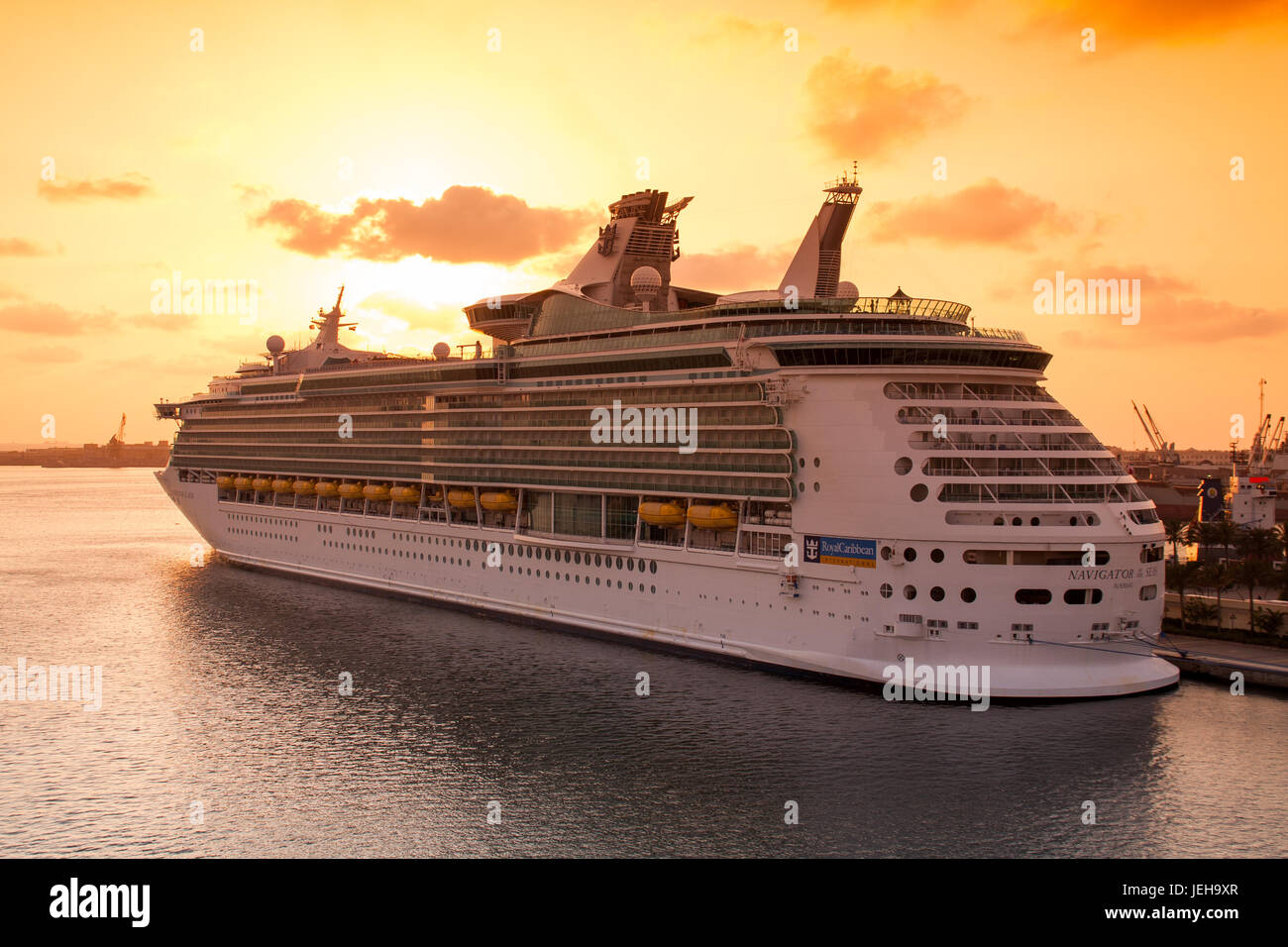 Royal caribbean cruise ship hi-res stock photography and images - Alamy