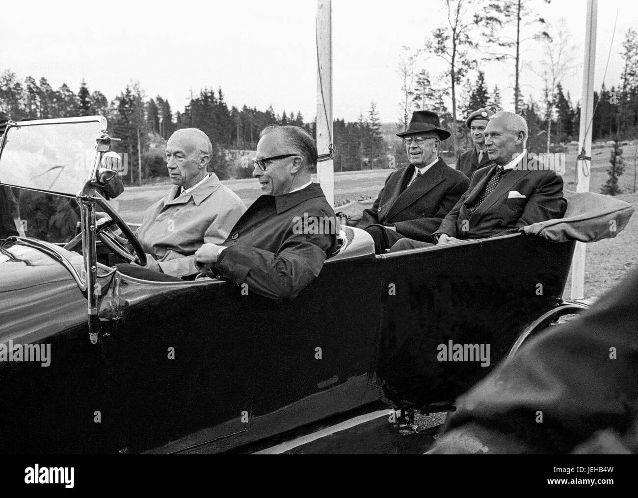 GUSTAF VI ADOLF Swedish King and Banker Marcus Wallenberg  of a veteran car at Scania Vabis 75th anniversary 1966 in Södertälje Stock Photo