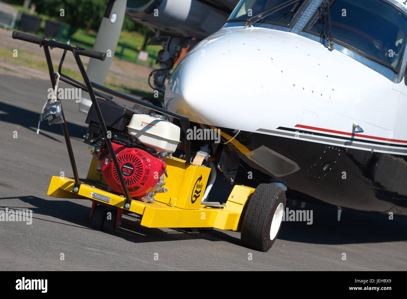 Mechanical aero air tug for towing aircraft attached to a Rockwell Commander 695 Stock Photo