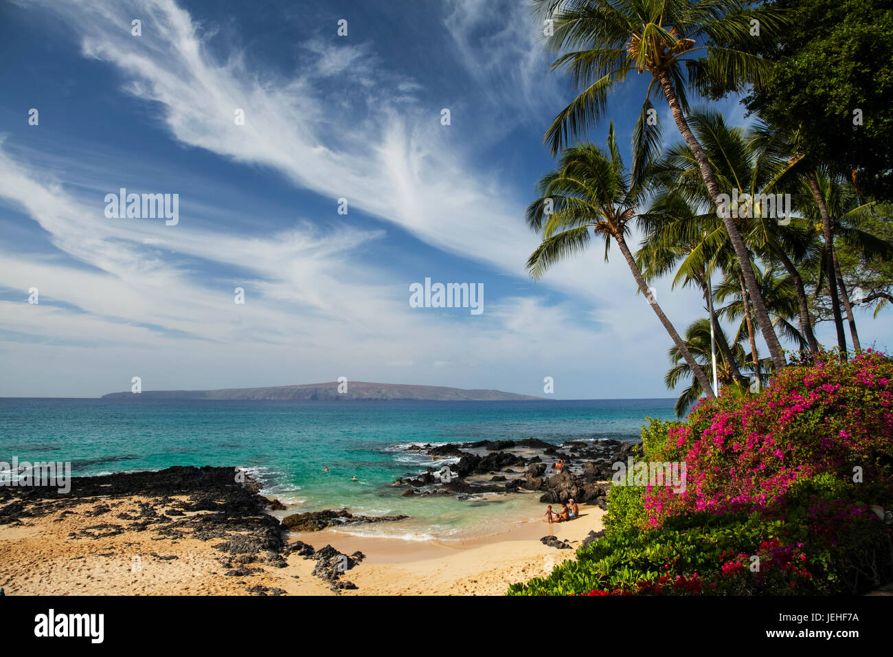 Pa'ako beach (secret cove), a small beach with snorkelers and a family