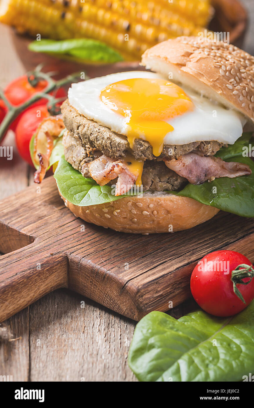 Homemmade Bacon Hamburger with fried Egg Stock Photo Alamy