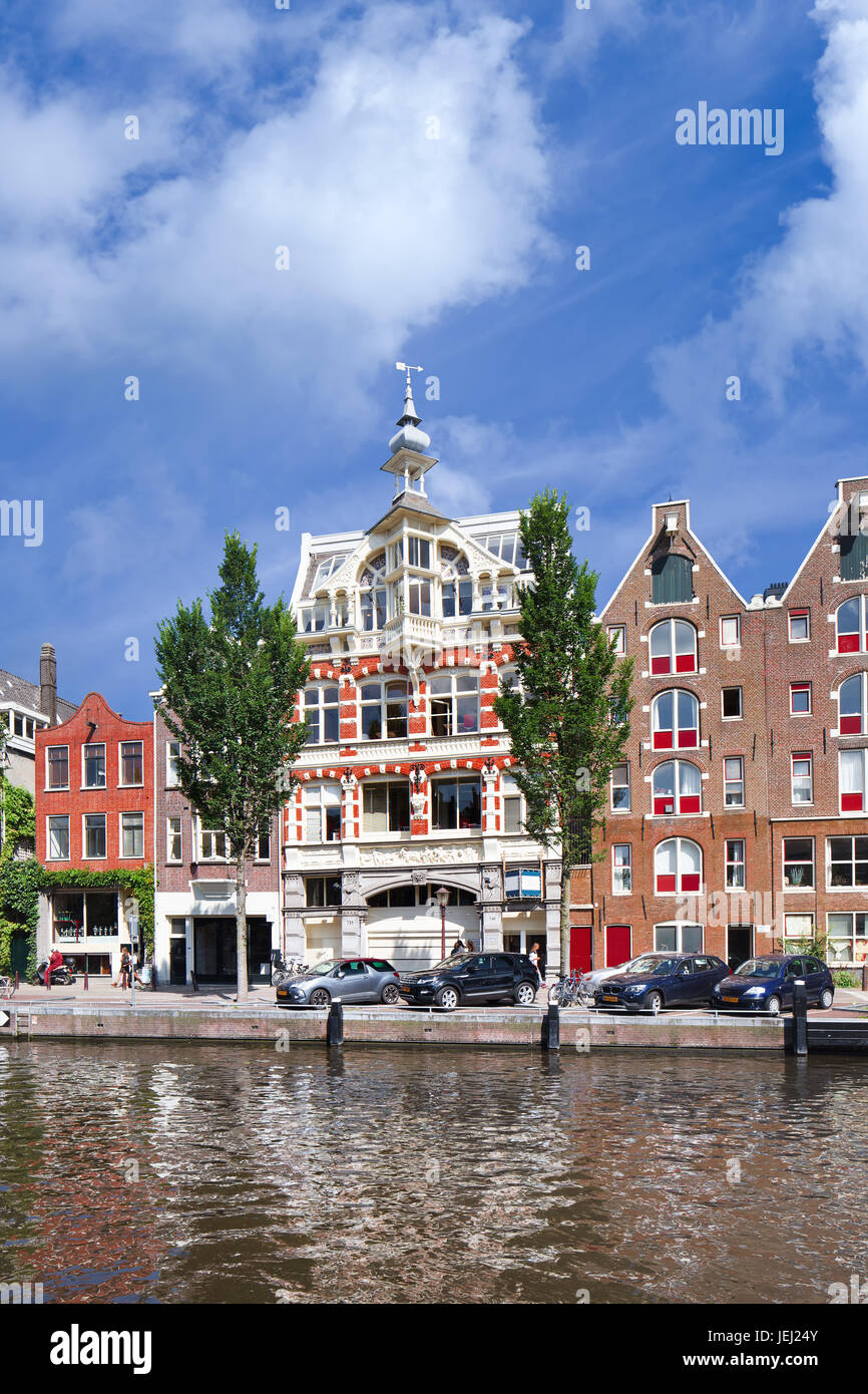 Amsterdam August 27 2014 Wealthy Ancient Mansion In Amsterdam Canal Belt Amsterdam Known As Venice Of The North Has 1 200 Bridges And 165 Canals Stock Photo Alamy
