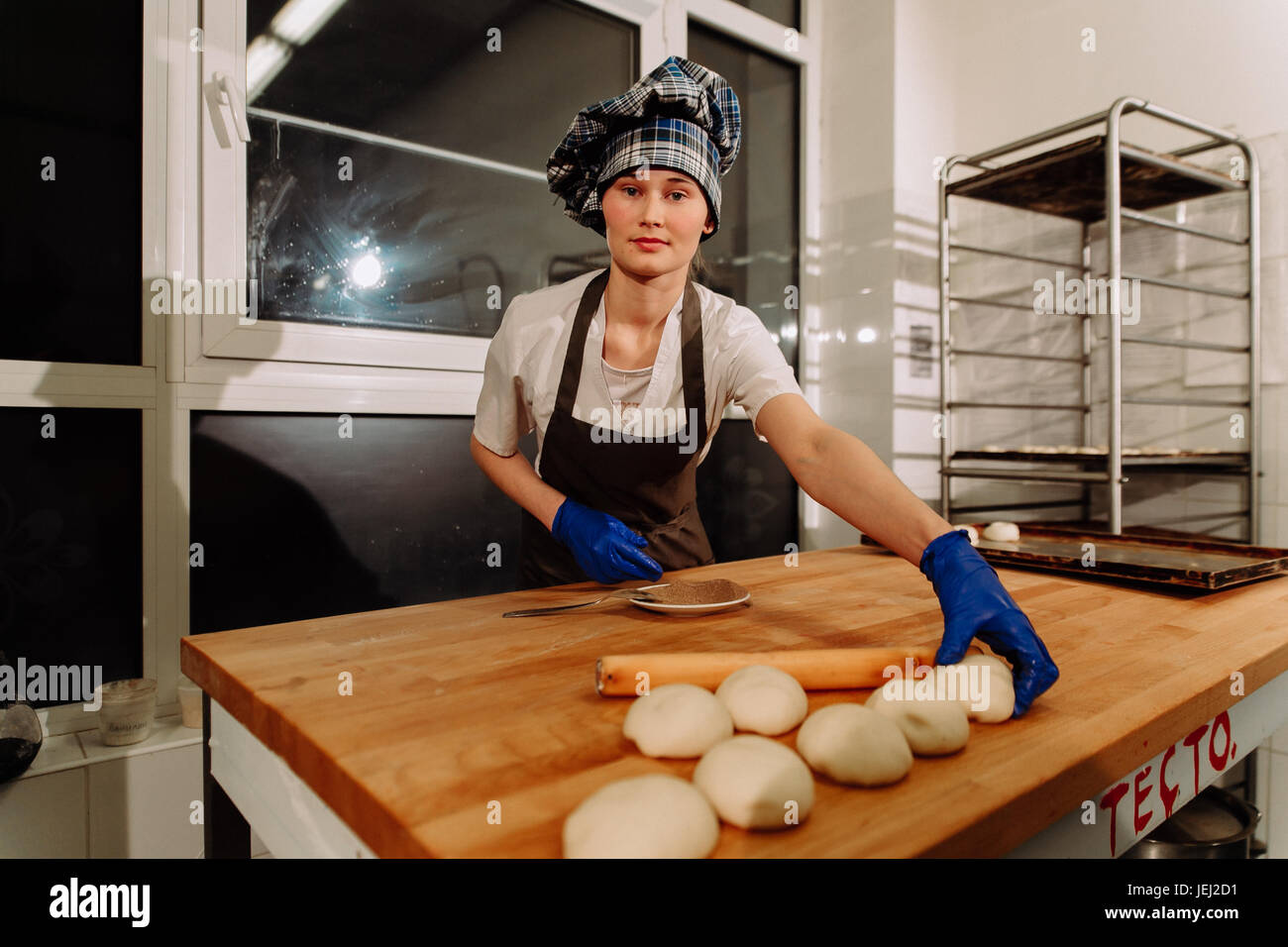a Baker making cinnamon rolls Stock Photo Alamy