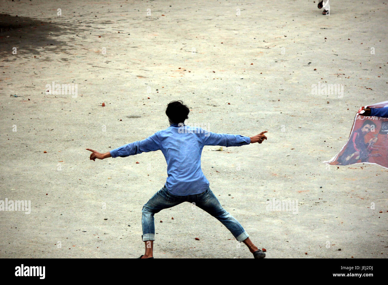 Anantnag, India. 26th June, 2017. Kashmiri protesters pelting stones at the police and paramilitary soldiers during clashes after the culmination of Eid-ul-Fitr congregational prayers, on July 26, 2017 in Anantnag, 50 KM from Srinagar. Dozens were injured in clashes that broke out between protesters and security forces after Eid prayers. Credit: Muneeb Ul Islam/Pacific Press/Alamy Live News Stock Photo