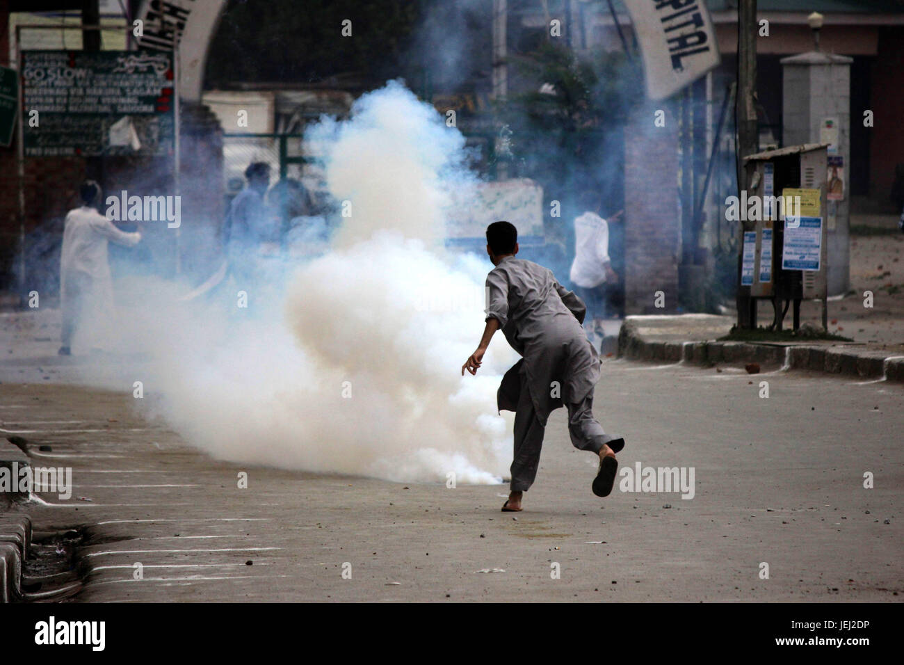 Anantnag, India. 26th June, 2017. Kashmiri protesters pelting stones at the police and paramilitary soldiers during clashes after the culmination of Eid-ul-Fitr congregational prayers, on July 26, 2017 in Anantnag, 50 KM from Srinagar. Dozens were injured in clashes that broke out between protesters and security forces after Eid prayers. Credit: Muneeb Ul Islam/Pacific Press/Alamy Live News Stock Photo