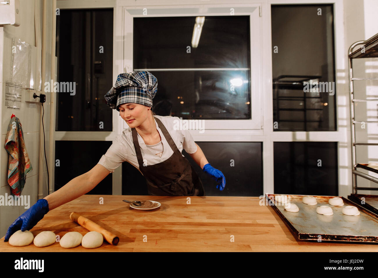 a Baker making cinnamon rolls Stock Photo Alamy